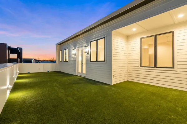 a view of a back yard
