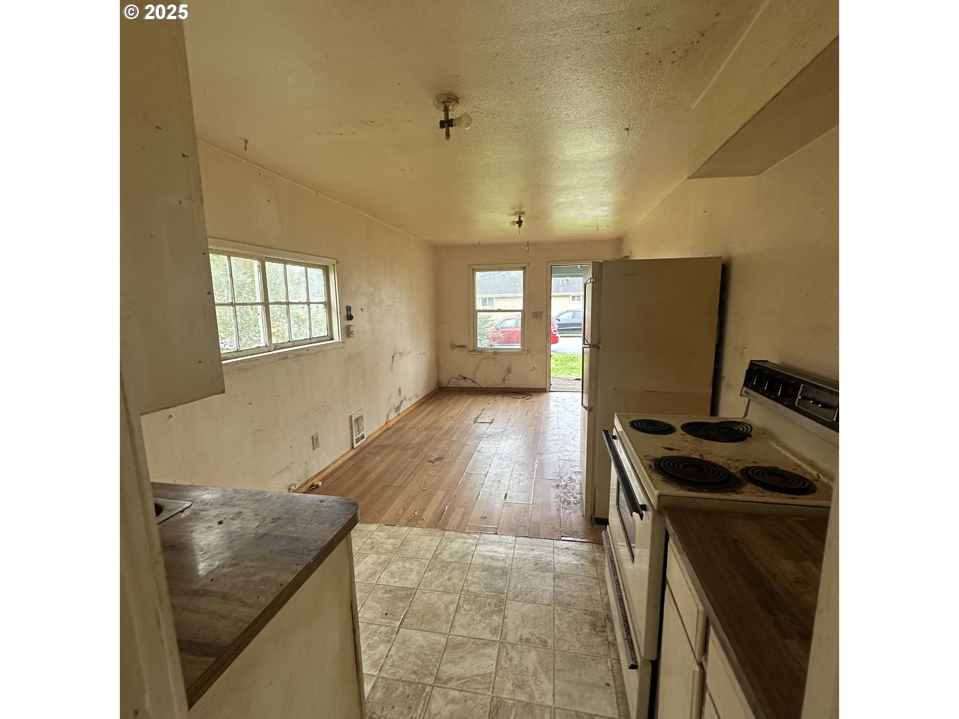 737 Myrtle Avenue Reedsport, OR 97467 - Photo 7 of 27 Gallery Image 7