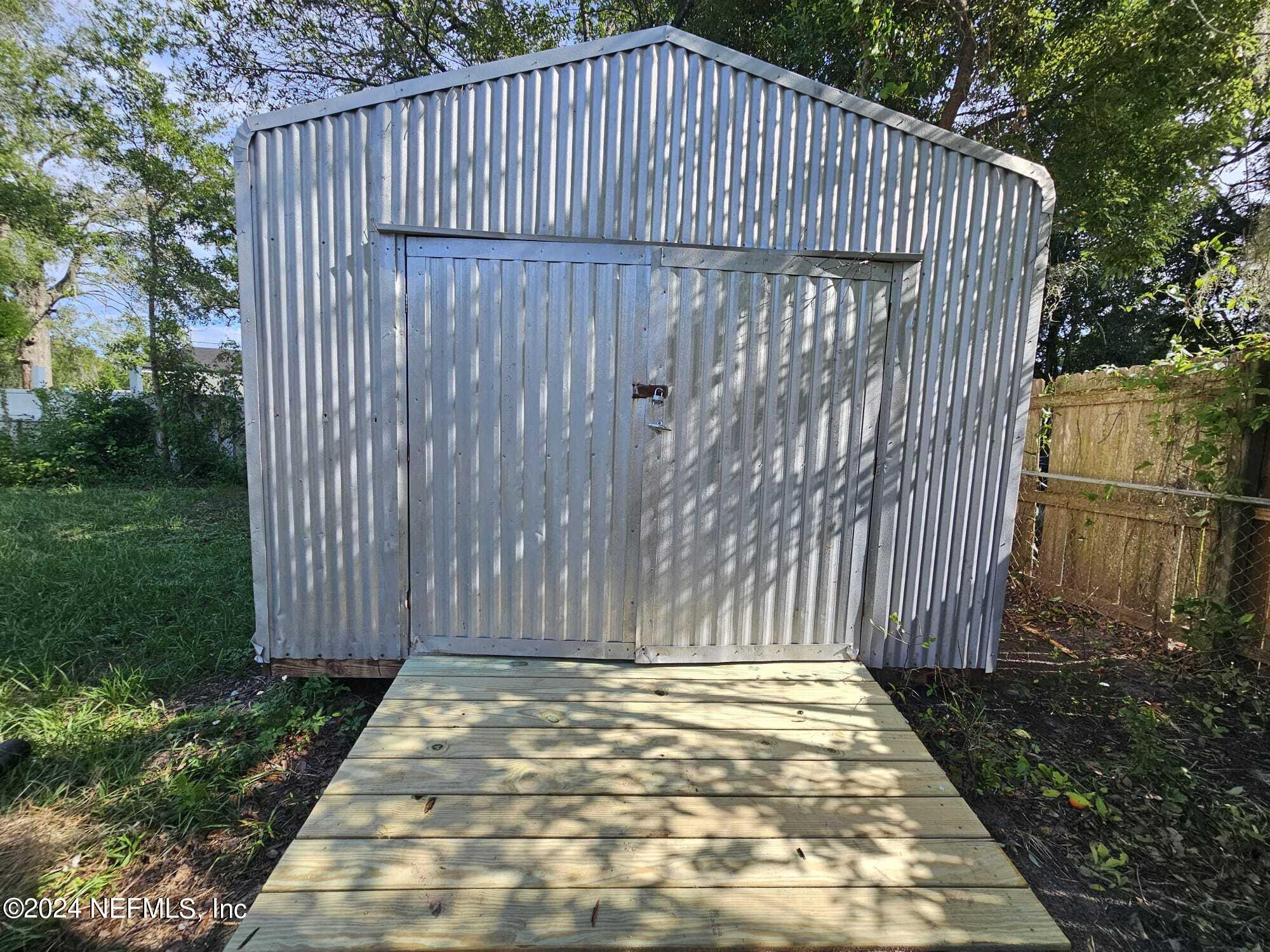 7504 Wheat Road Jacksonville, FL 32244 - Photo 24 of 31 a backyard of a house