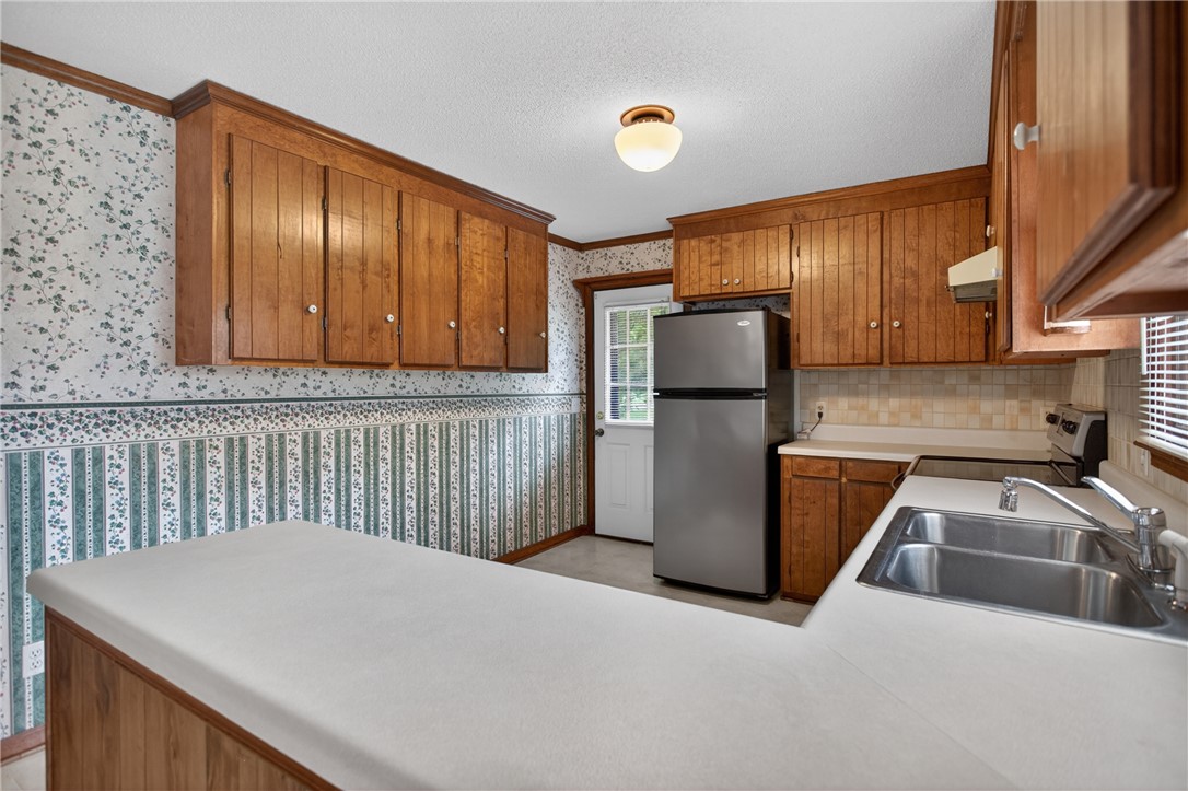 112 Holliday Lane Pendleton, SC 29670 - Photo 13 of 42 A well-equipped kitchen features ample cabinetry, a full suite of appliances, and a convenient breakfast bar.