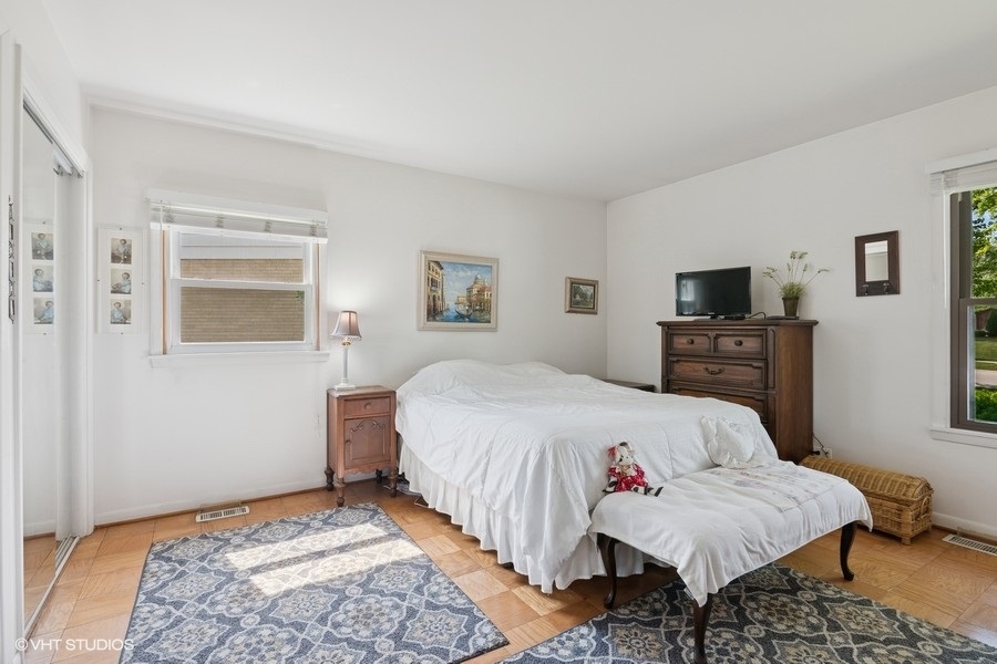 27 Keswick Road Elk Grove Village, IL 60007 - Photo 11 of 20 Gallery Image 11