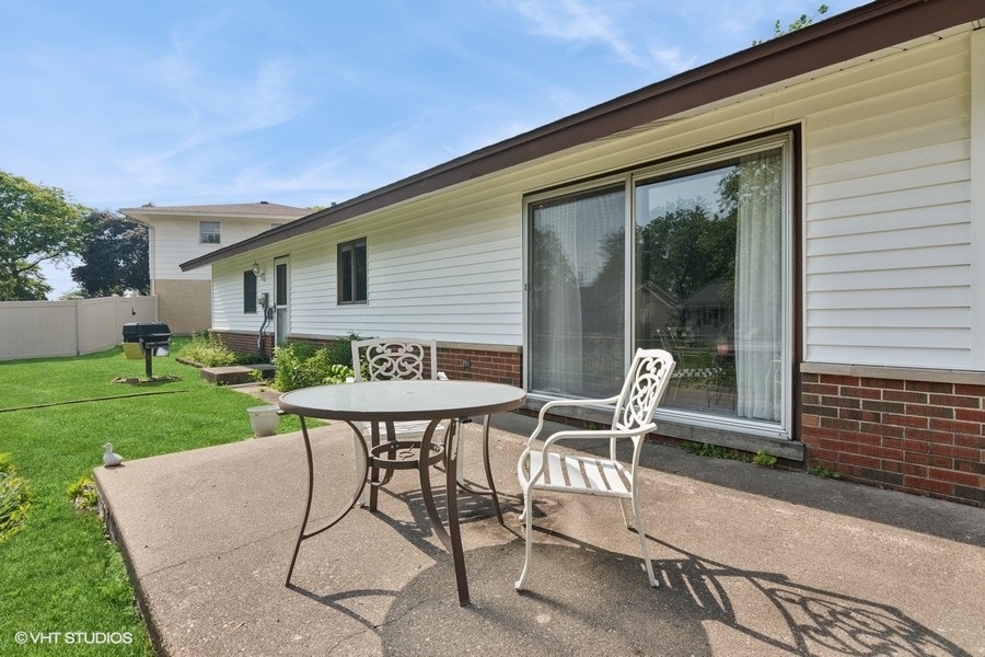 27 Keswick Road Elk Grove Village, IL 60007 - Photo 17 of 20 Gallery Image 17