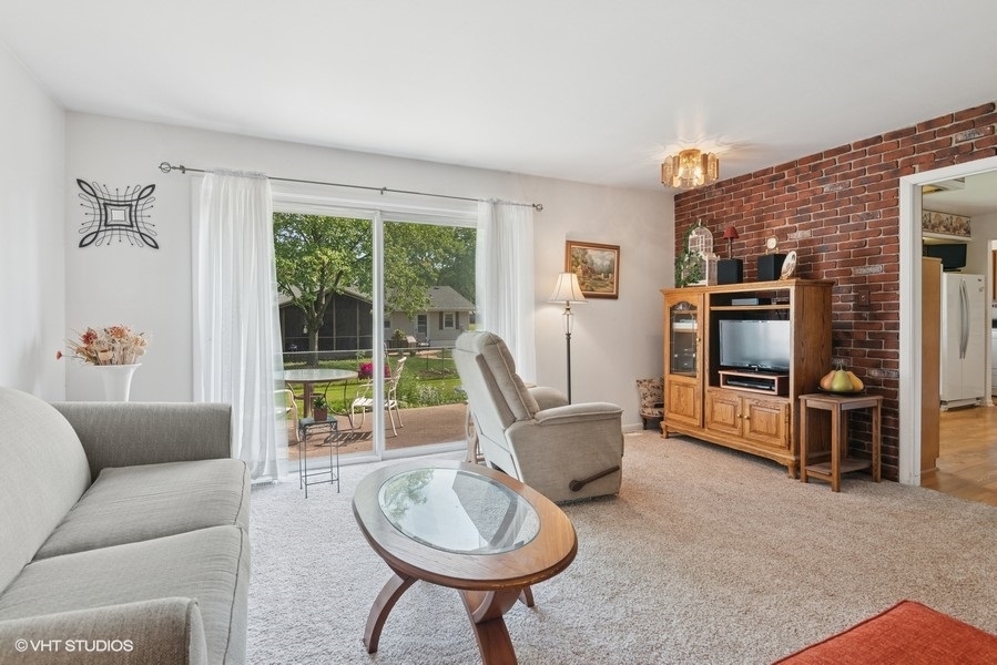 27 Keswick Road Elk Grove Village, IL 60007 - Photo 4 of 20 Gallery Image 4