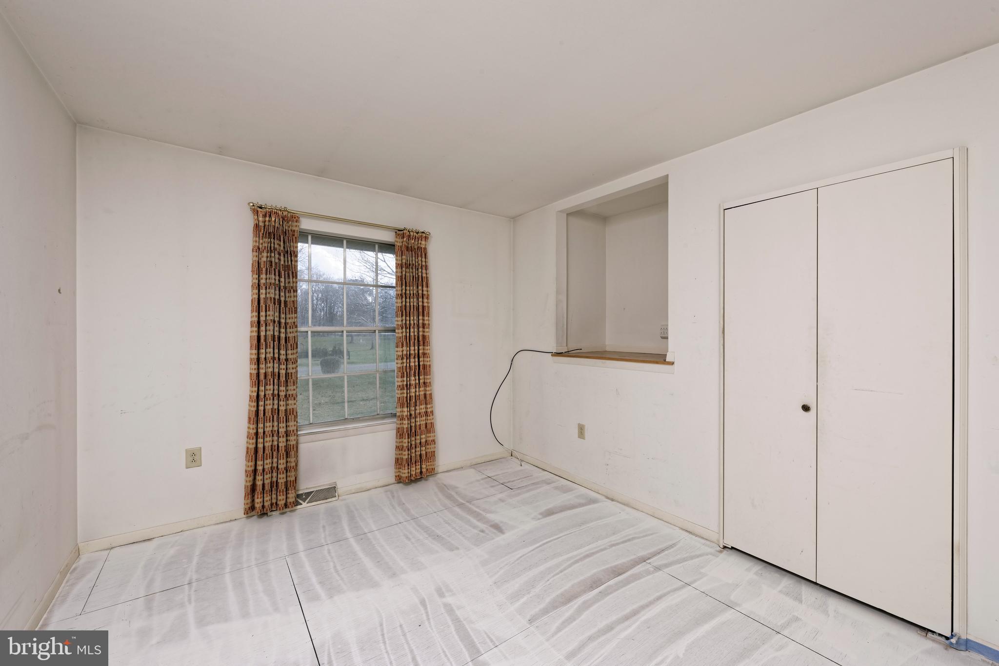 23281 Dover Road Middleburg, VA 20117 - Photo 20 of 65 Bedroom #2 with unique built-in shelf