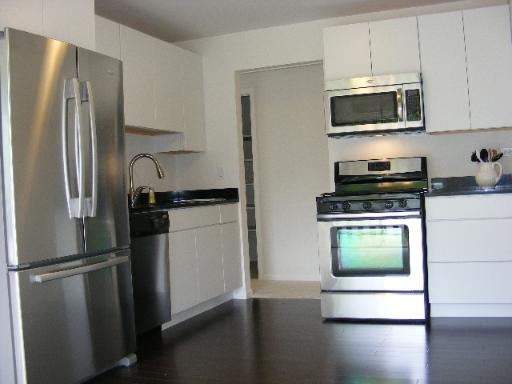 274 Appletree Court, Unit 274 Buffalo Grove, IL 60089 - Photo 6 of 15 a kitchen with a refrigerator stove and microwave