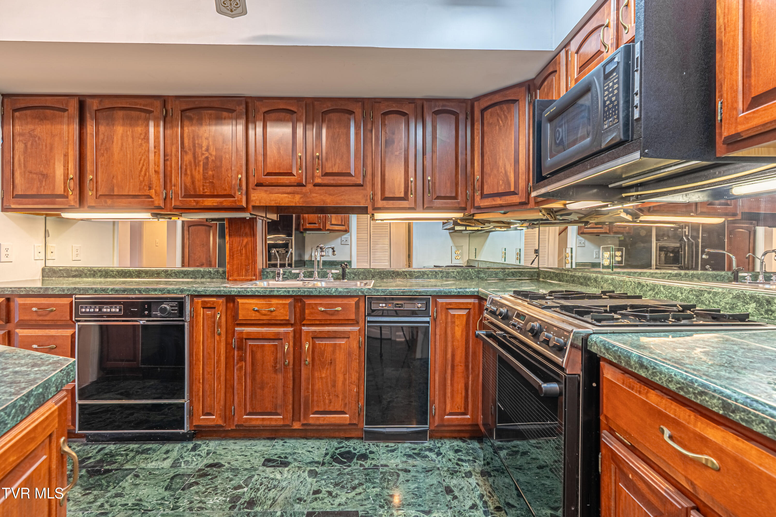 809 7th Street, Unit 809 Bristol, TN 37620 - Photo 7 of 34 809 7th-30