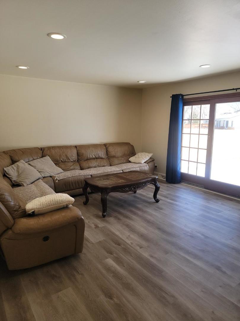 9 Ridgewood Road Elk Grove Village, IL 60007 - Photo 4 of 11 Gallery Image 4