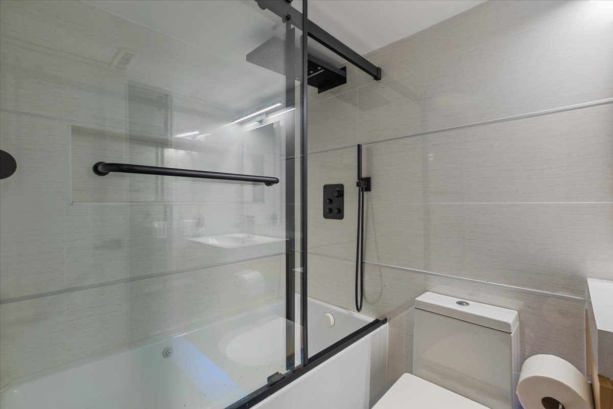 3020 North Sheridan Road, Unit G Chicago, IL 60657 - Photo 20 of 24 Gallery Image 20
