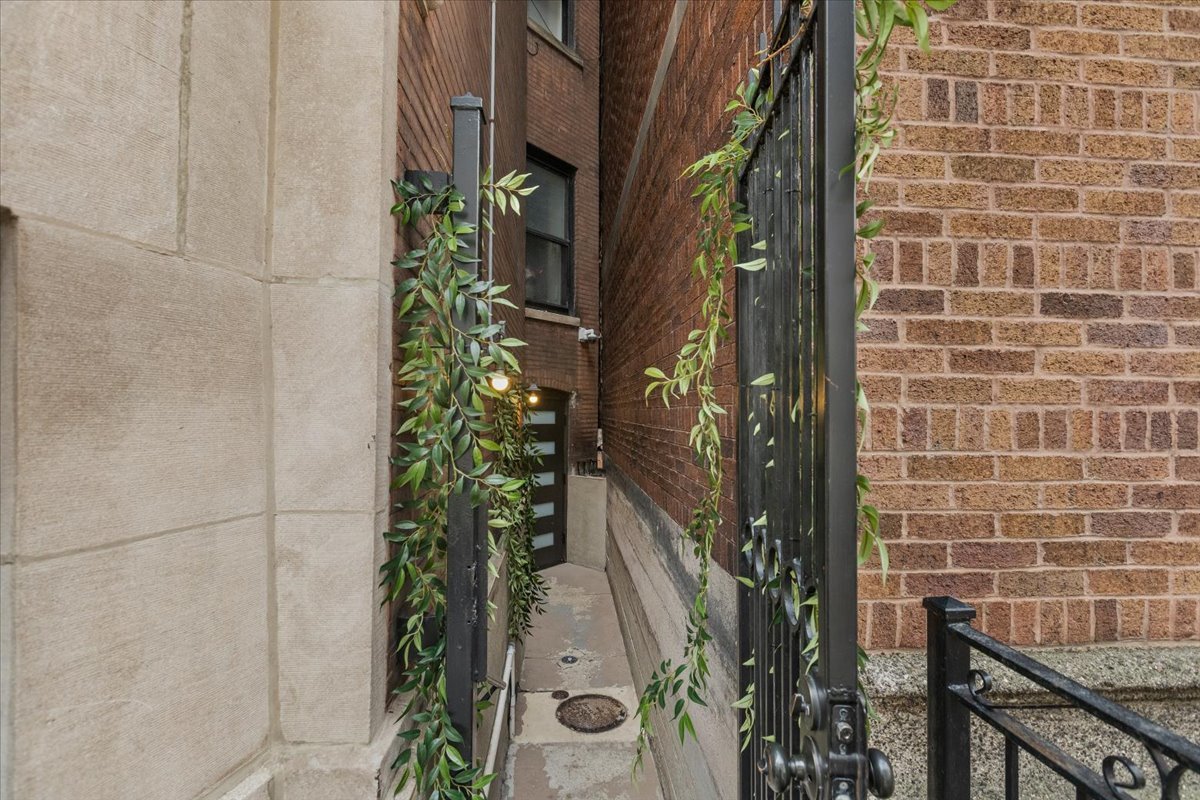 3020 North Sheridan Road, Unit G Chicago, IL 60657 - Photo 3 of 24 Gallery Image 3