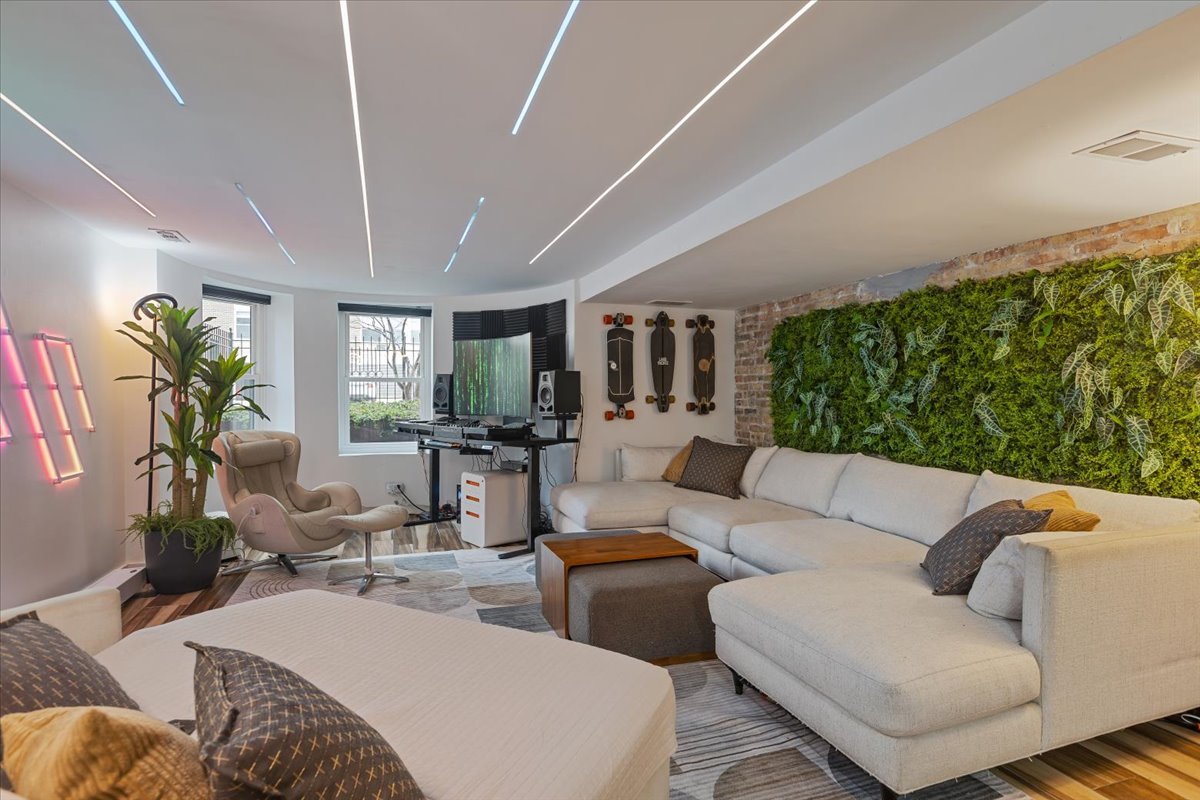 3020 North Sheridan Road, Unit G Chicago, IL 60657 - Photo 4 of 24 Gallery Image 4