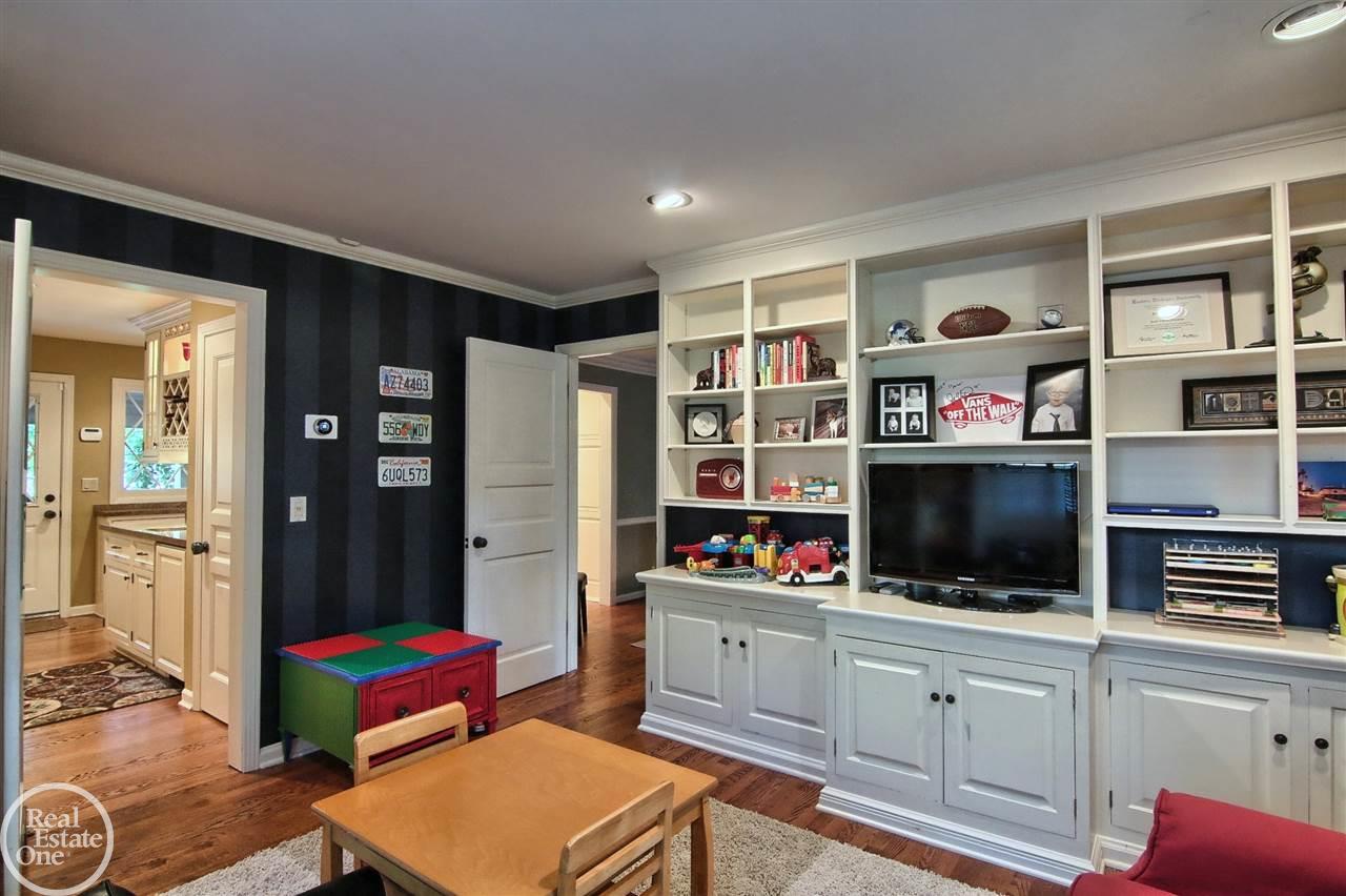 85 Stephens Road Grosse Pointe, MI 48236 - Photo 8 of 33 31326617-7.JPG