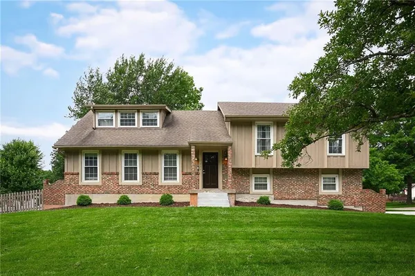 $365,000 | 500 Northeast Clubhouse Drive, Lee's Summit, MO 64086