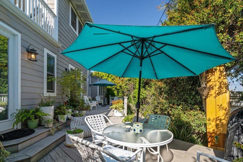 162 Jupiter Street Encinitas, CA 92024 - Photo 28 of 31 a table and chairs in the patio