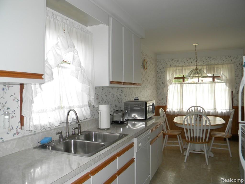 2196 Derby Road Birmingham, MI 48009 - Photo 5 of 18 023.jpg