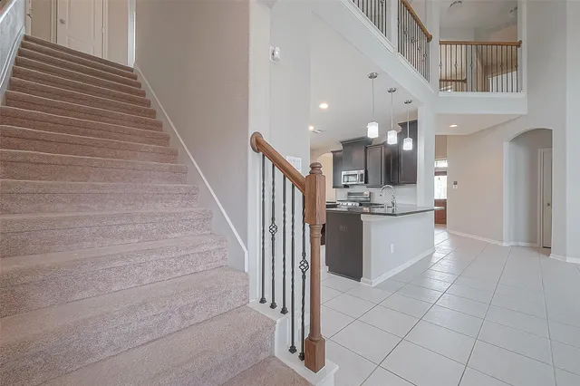 a view of entryway and kitchen