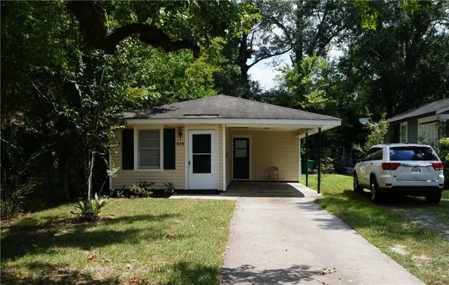 $1,250 | 212 West 20th Avenue, Covington, LA 70433
