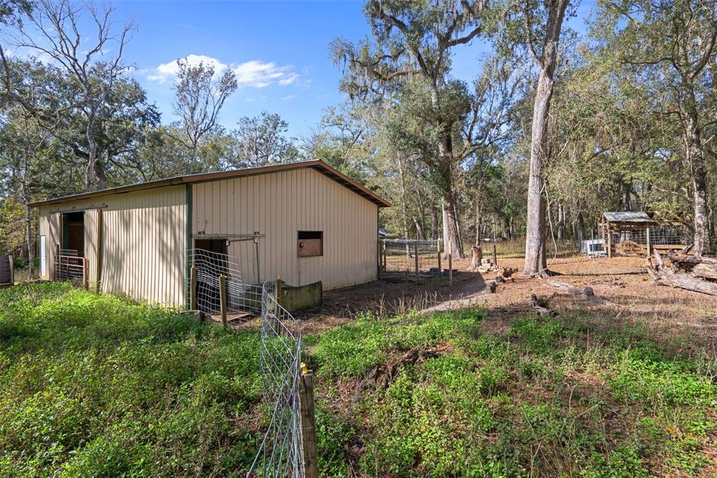 22439 Bull Run Road Brooksville, FL 34602 - Photo 32 of 66 a backyard of a house with table and chairs
