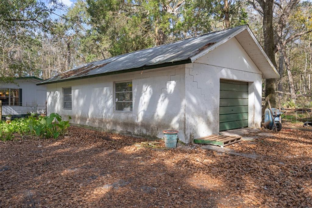 22439 Bull Run Road Brooksville, FL 34602 - Photo 33 of 66 a backyard of a house with lots of green space
