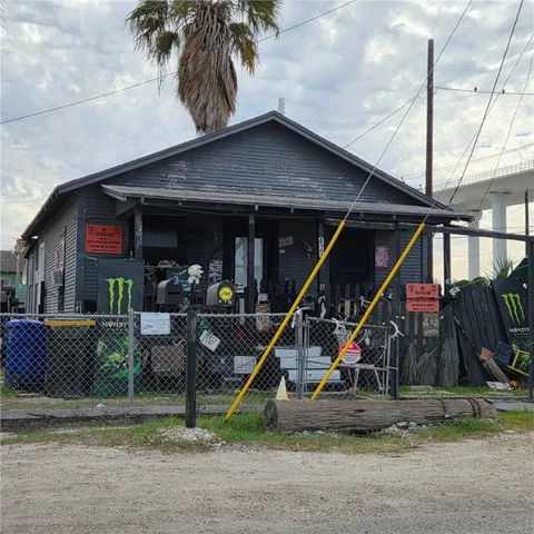 a view of house with a yard