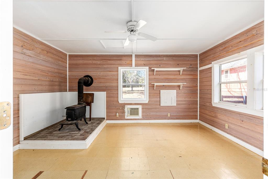 22157 Northwest 87th Avenue Road Micanopy, FL 32667 - Photo 20 of 34 a bathroom with a tub sink and window