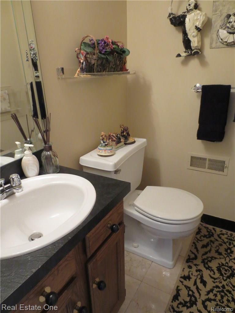 1300 Brook Lane Rochester, MI 48306 - Photo 25 of 27 IMG_0886.JPG