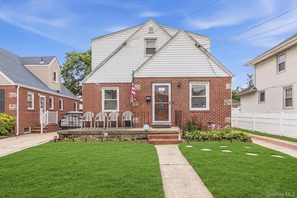$949,000 | 120 North 10th Street, New Hyde Park, NY 11040