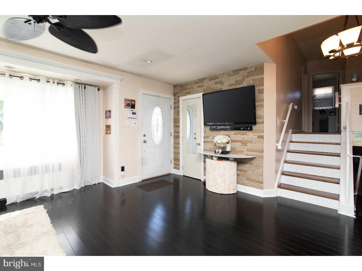 9976 Dungan Road Philadelphia, PA 19115 - Photo 4 of 25 Gallery Image 4