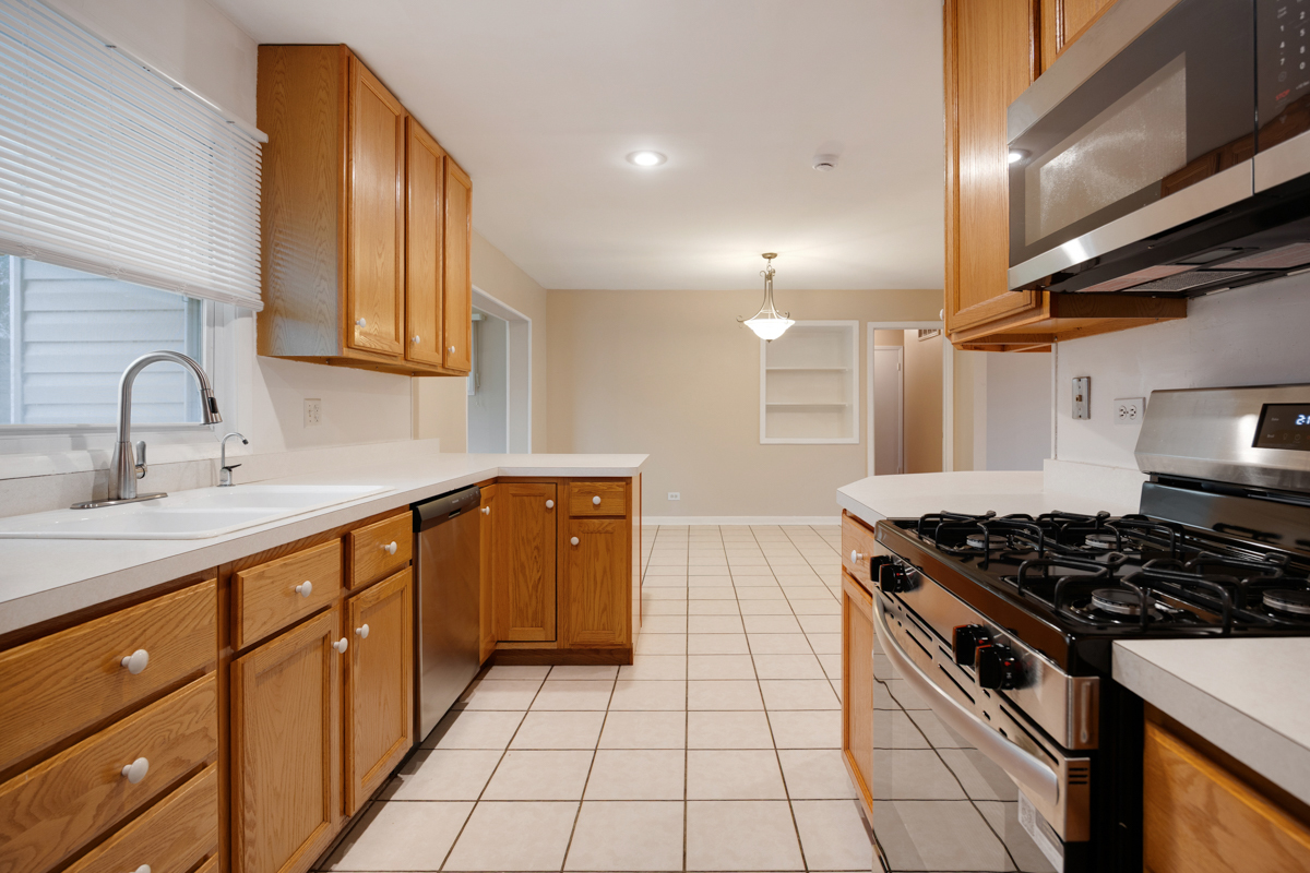 46 Avon Road Elk Grove Village, IL 60007 - Photo 8 of 24