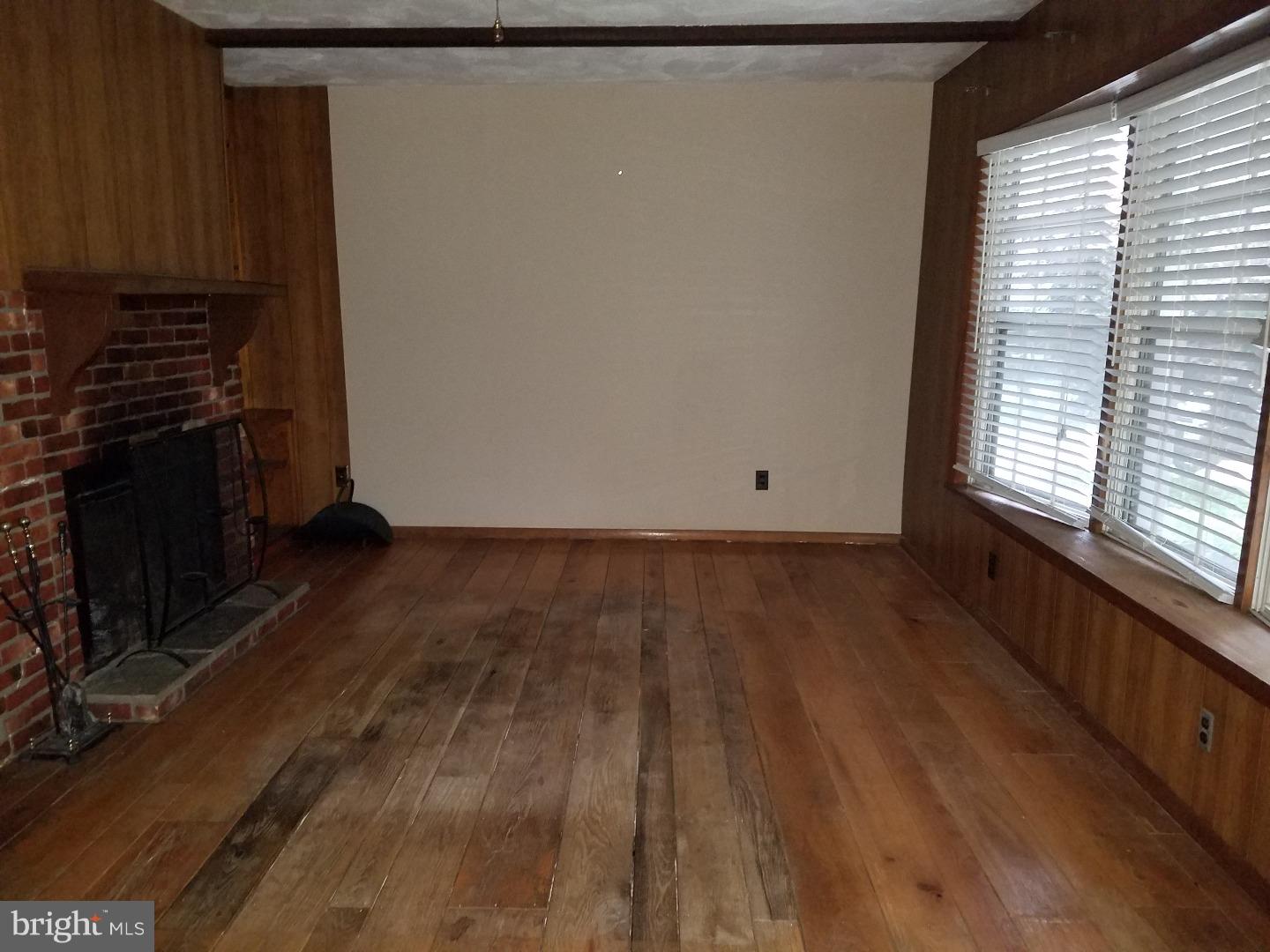 605 Creek Road Mount Laurel, NJ 08054 - Photo 4 of 21 Living Room