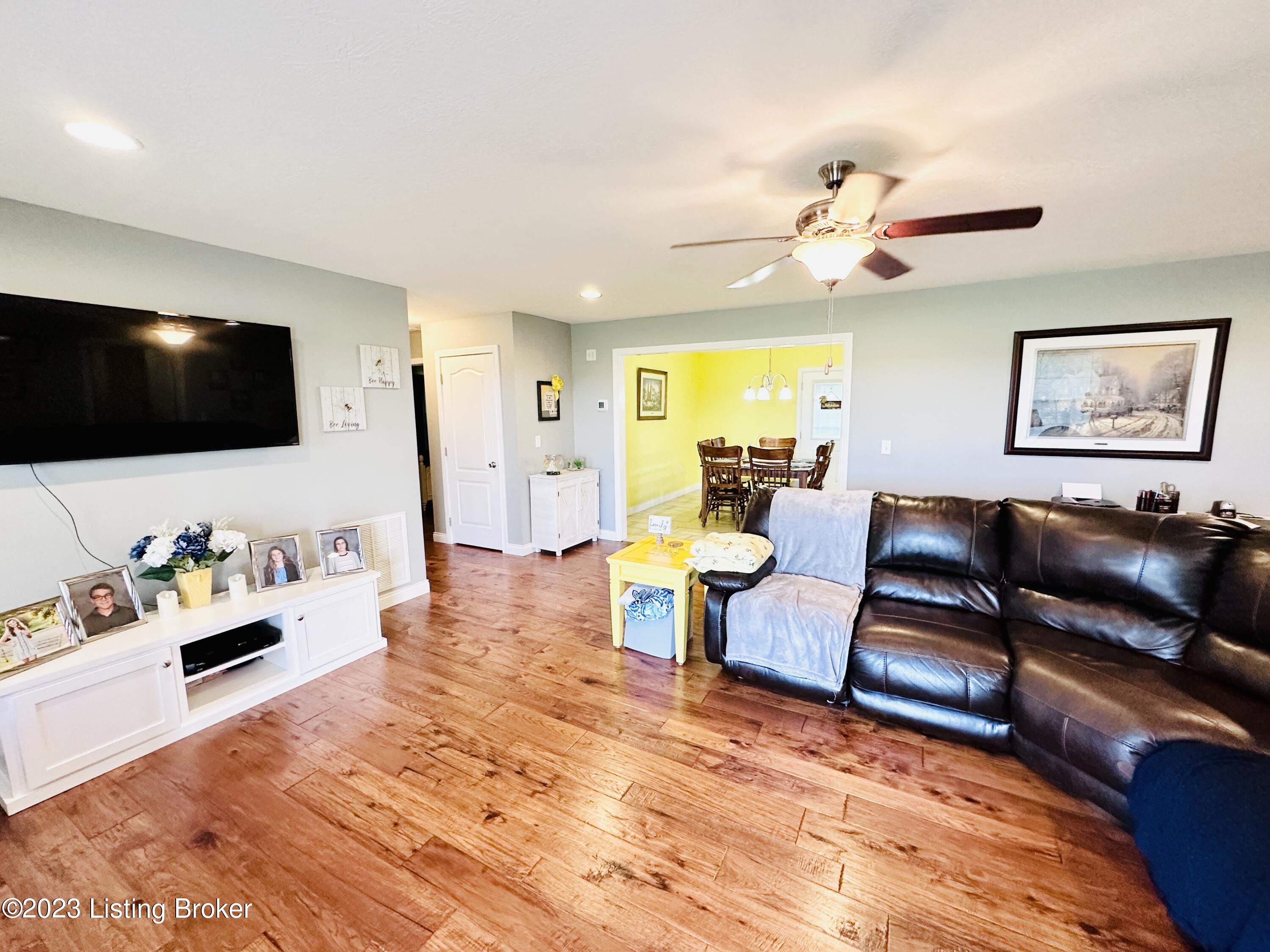 843 Pleasant View Road Millwood, KY 42762 - Photo 25 of 113 Living room