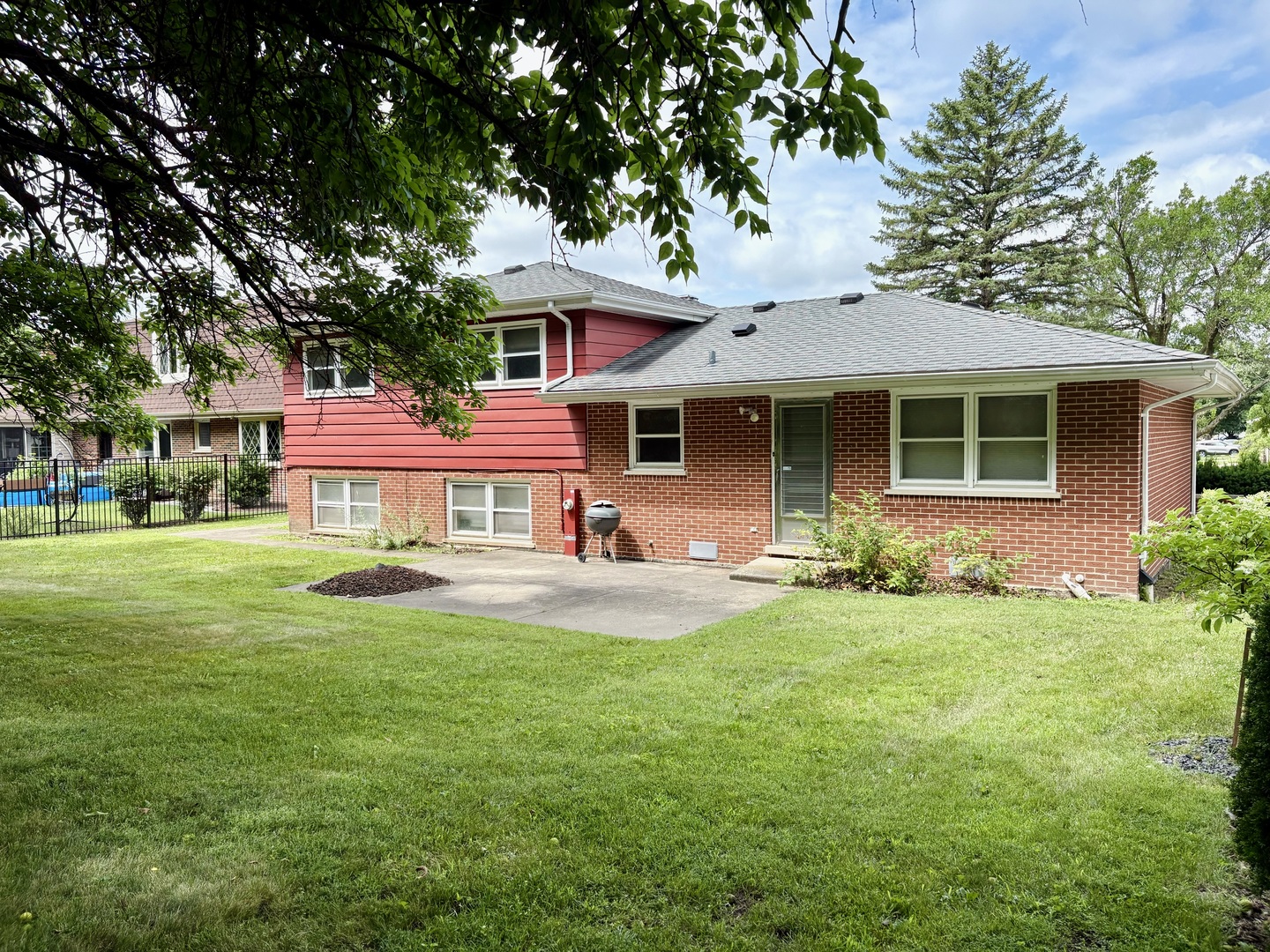 7913 Sawyer Road Darien, IL 60561 - Photo 3 of 20 Gallery Image 3