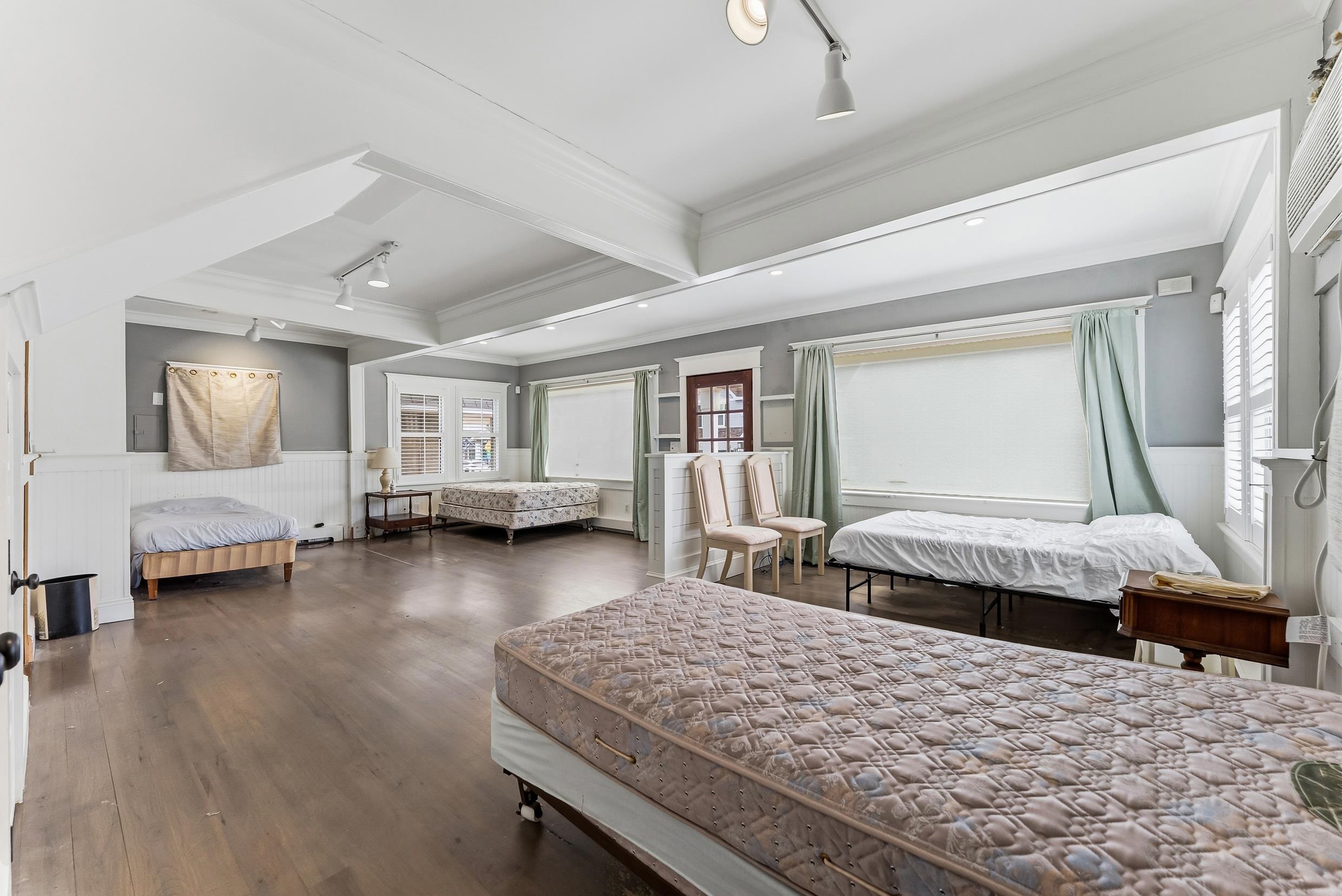 9727 3rd, Unit A1 Stone Harbor, NJ 08247 - Photo 11 of 20 a living room with a bed furniture and a wooden floor