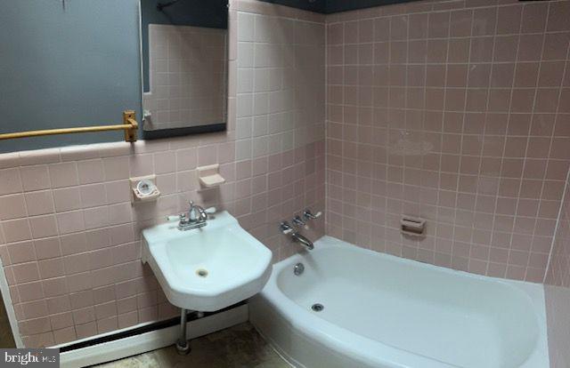 203 Robbins Street Philadelphia, PA 19111 - Photo 18 of 31 a bathroom with a sink and a bathtub