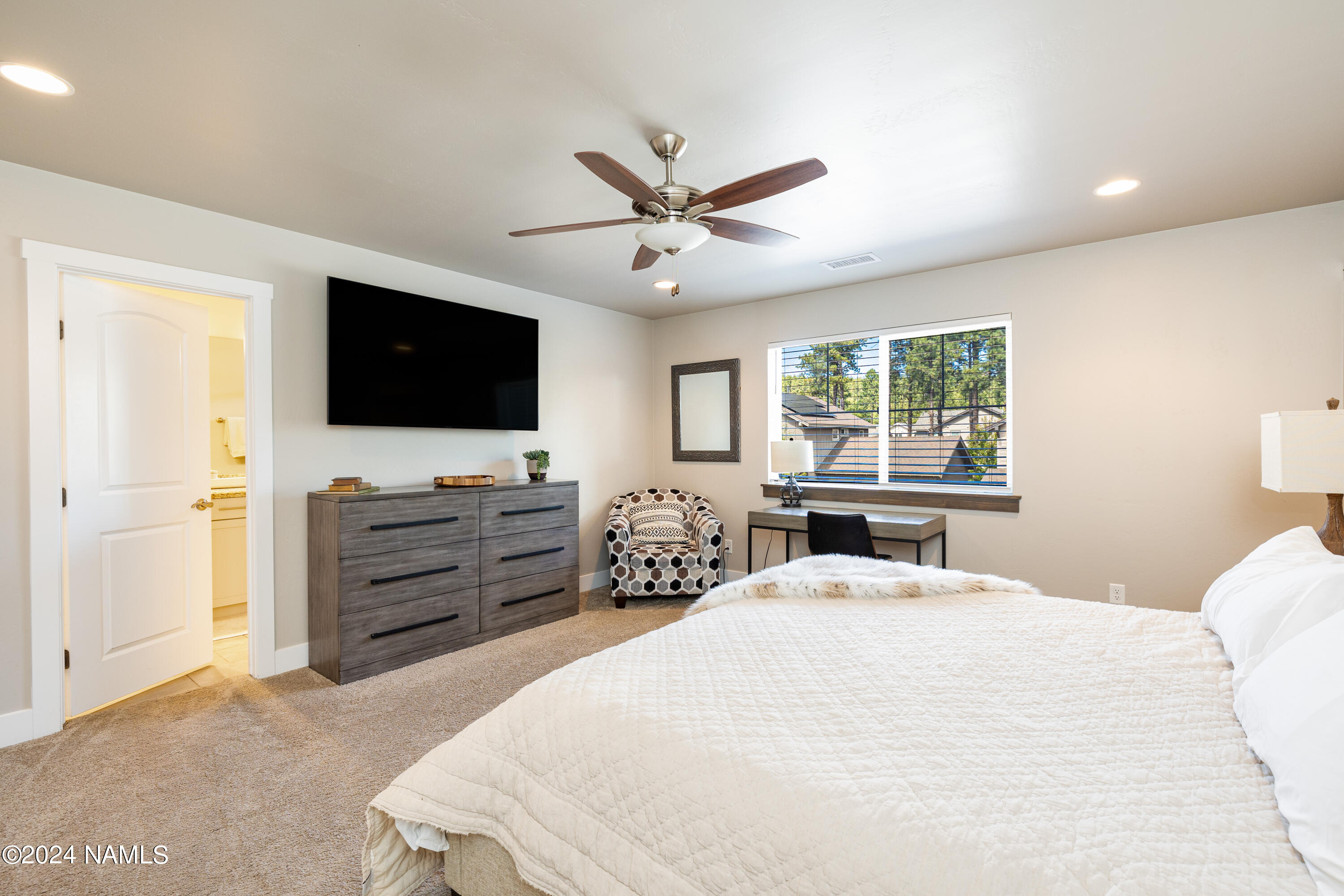 2837 West Hare Drive Flagstaff, AZ 86001 - Photo 17 of 27 Large primary bedroom