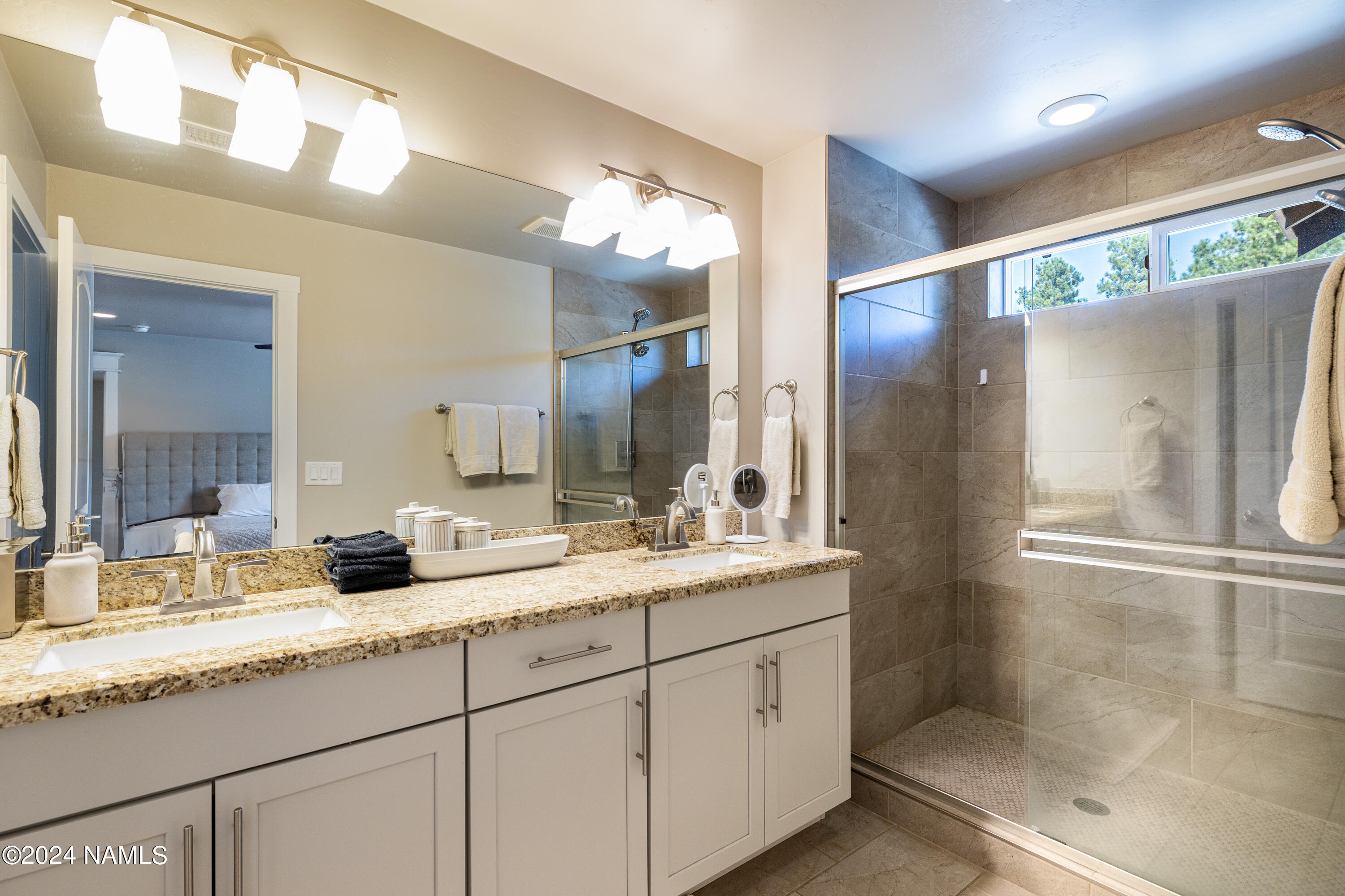 2837 West Hare Drive Flagstaff, AZ 86001 - Photo 20 of 27 Primary bathroom