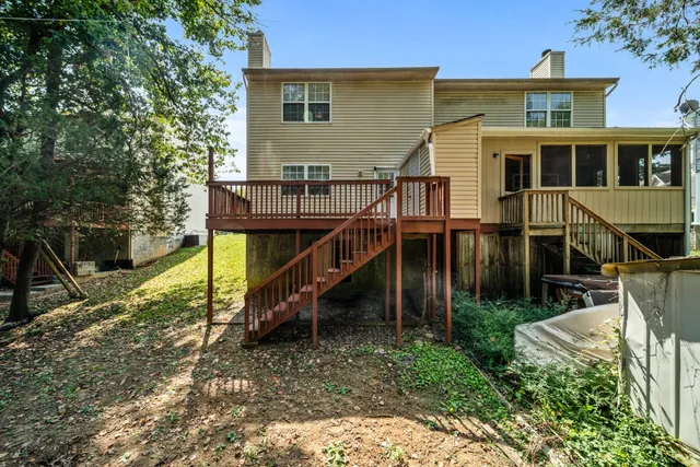 a view of a house with backyard