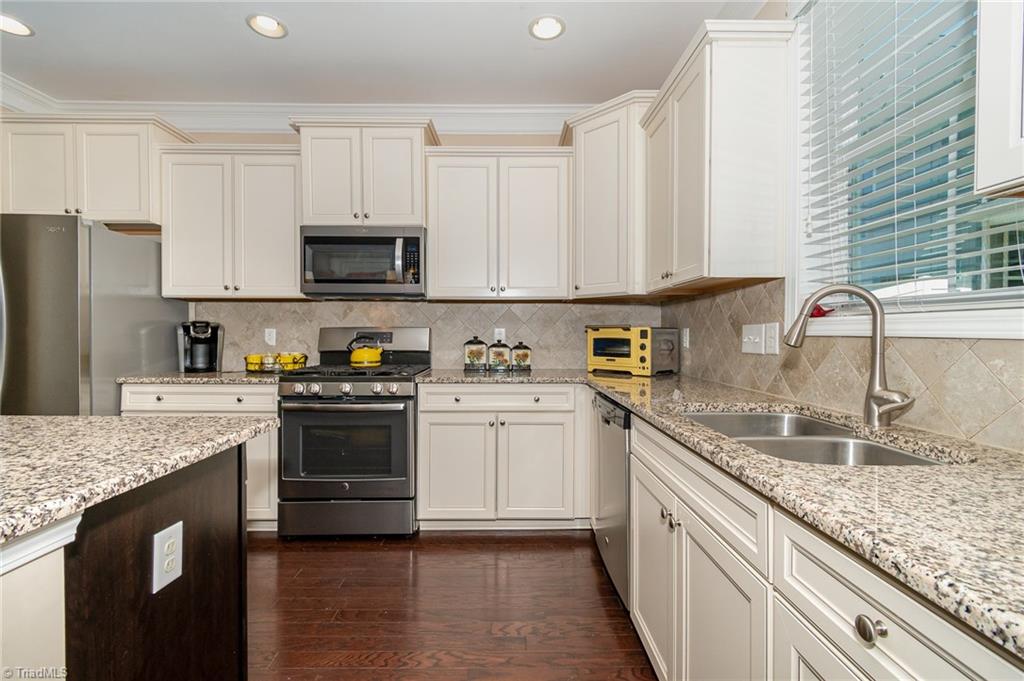 204 Summerwalk Road Greensboro, NC 27455 - Photo 3 of 29