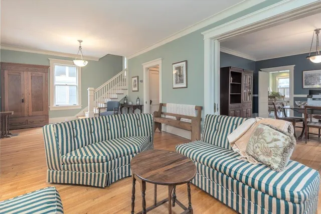 a view of a livingroom with furniture