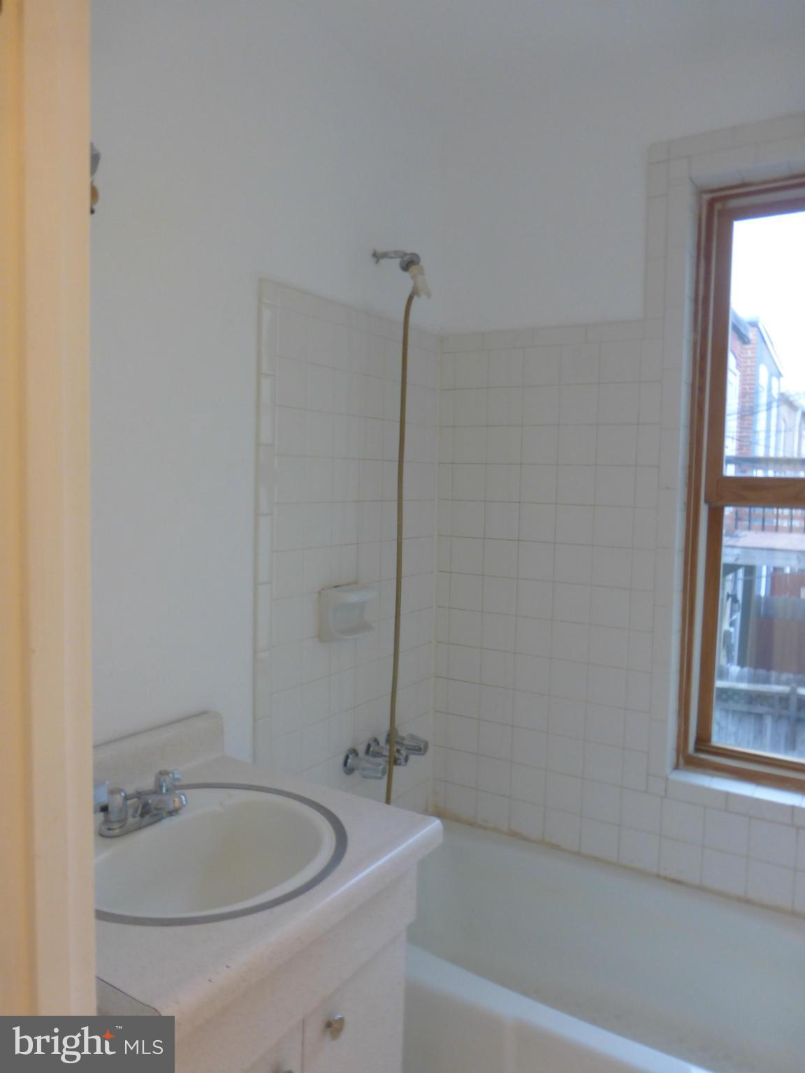 535 9th Street Northeast Washington, DC 20002 - Photo 7 of 8 Bath