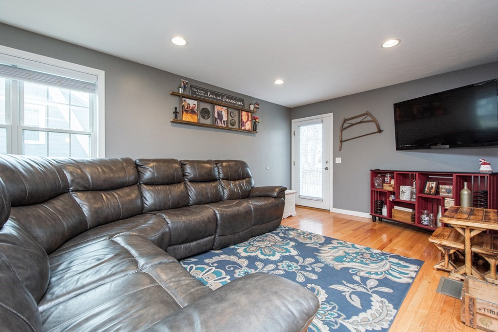 52 Eureka Street Worcester, MA 01603 - Photo 4 of 27