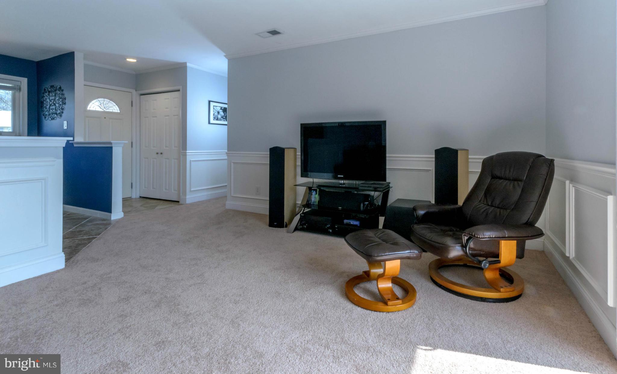 5931 Atteentee Road Springfield, VA 22150 - Photo 5 of 30 Living Room