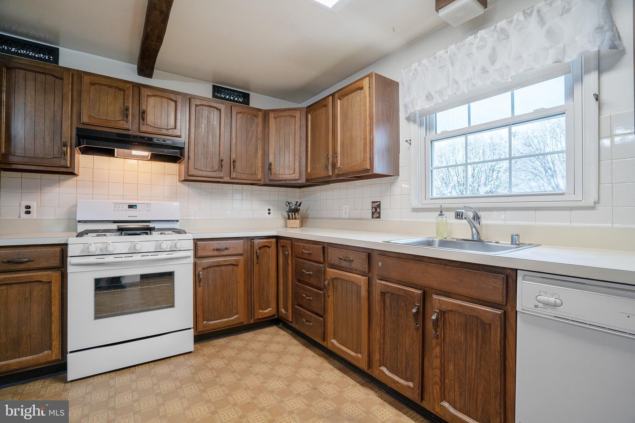 1241 Seven Oaks Road Baltimore, MD 21227 - Photo 9 of 40 Gallery Image 9