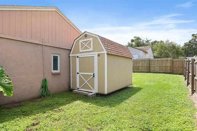 a view of backyard with garden