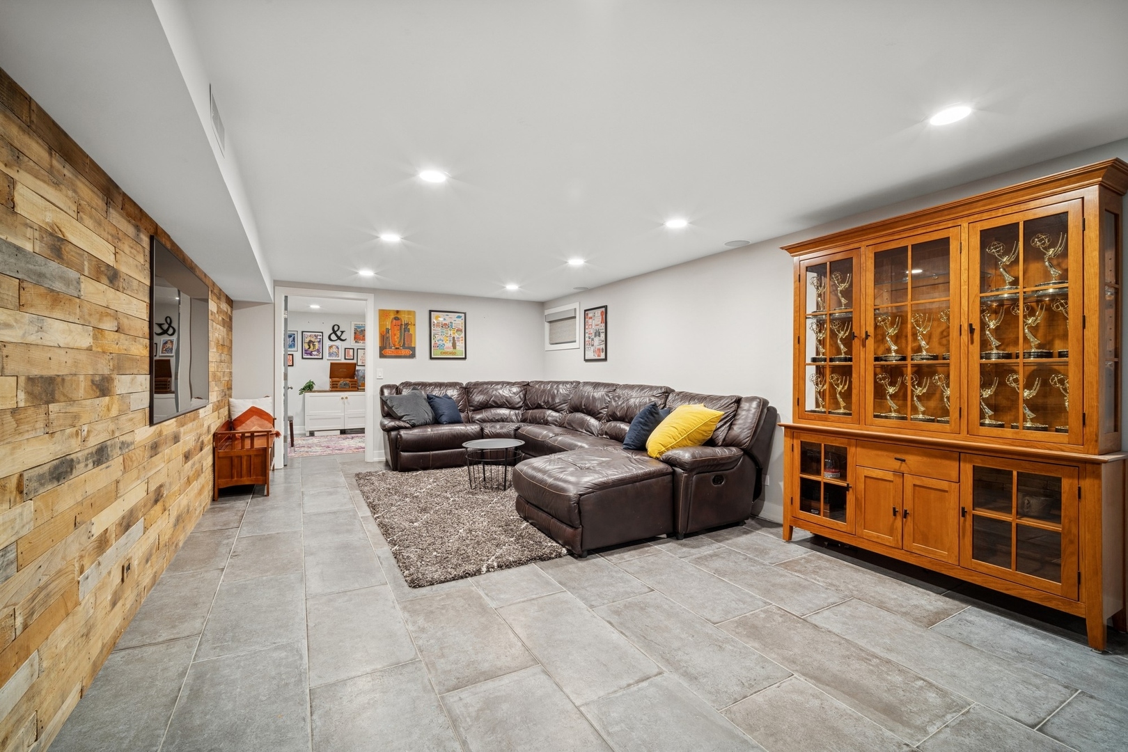505 Pine Court Lake Bluff, IL 60044 - Photo 20 of 29 a living room with furniture and a flat screen tv