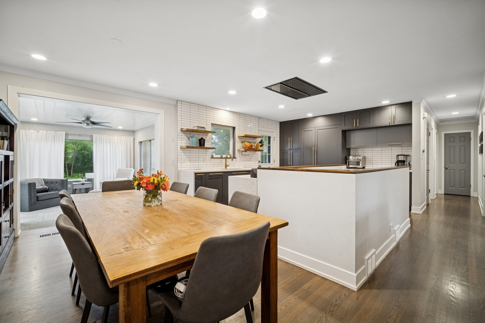 505 Pine Court Lake Bluff, IL 60044 - Photo 4 of 29 a kitchen with a table and chairs
