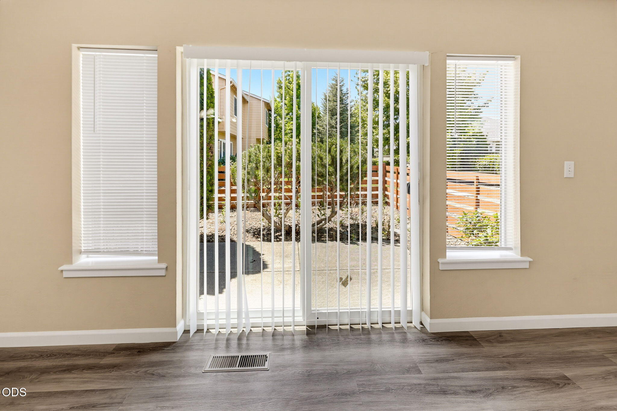 303 Live Oak Loop Central Point, OR 97502 - Photo 9 of 48 Gallery Image 9