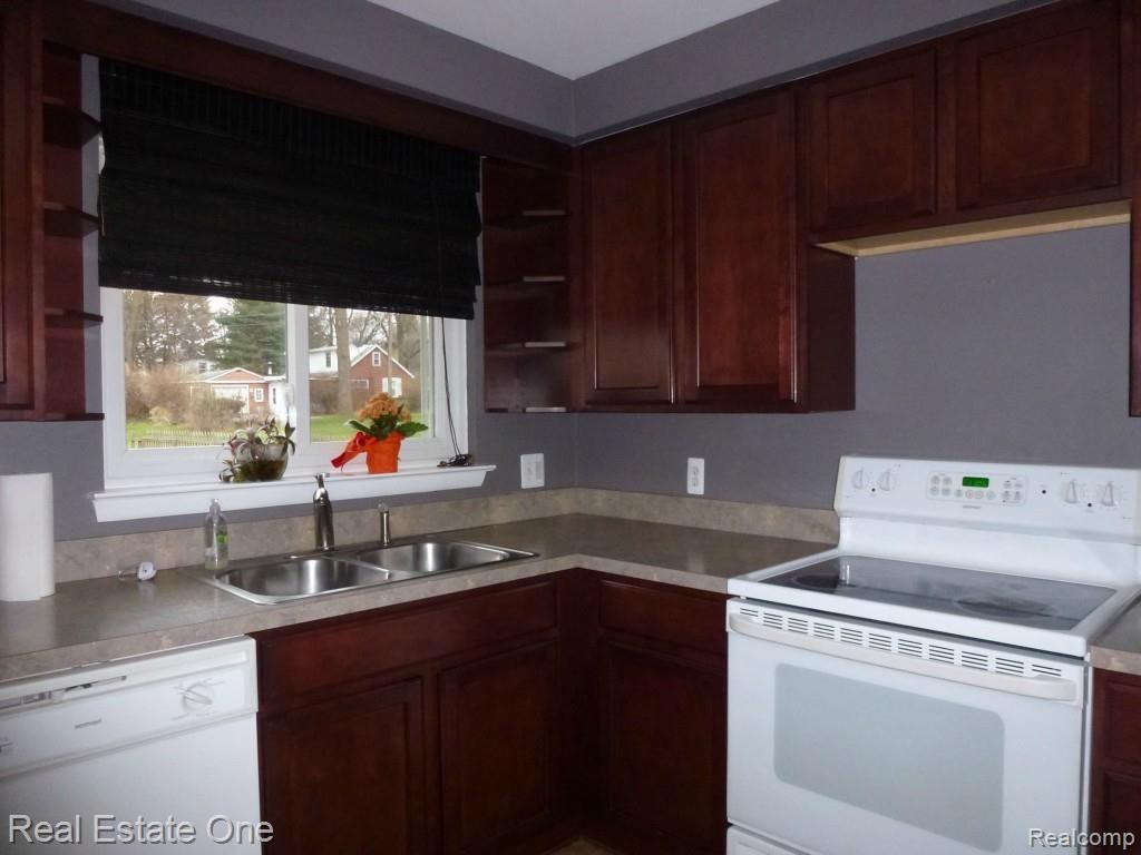 970 Bloomer Road Rochester, MI 48307 - Photo 13 of 30 004.jpg