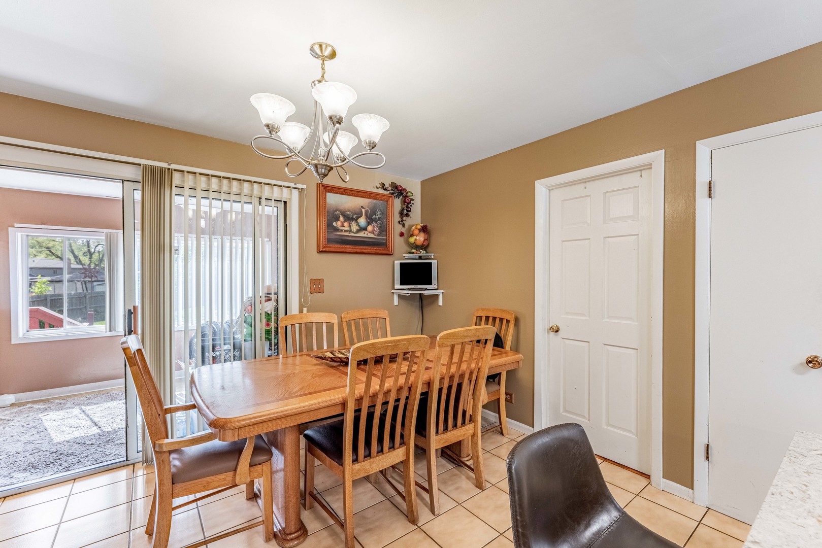 433 Cherry Hill Drive Addison, IL 60101 - Photo 8 of 35