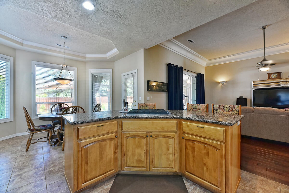 1073 Coral Ridge Eagle Point, OR 97524 - Photo 9 of 33 10