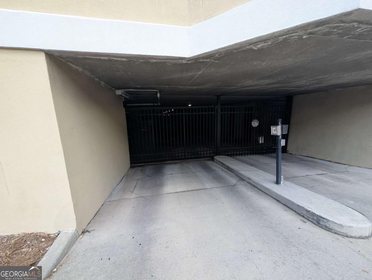 304 West Jones Street Savannah, GA 31401 - Photo 4 of 26 Gated parking